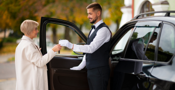 parking-valet-exchanging-keys-with-woman